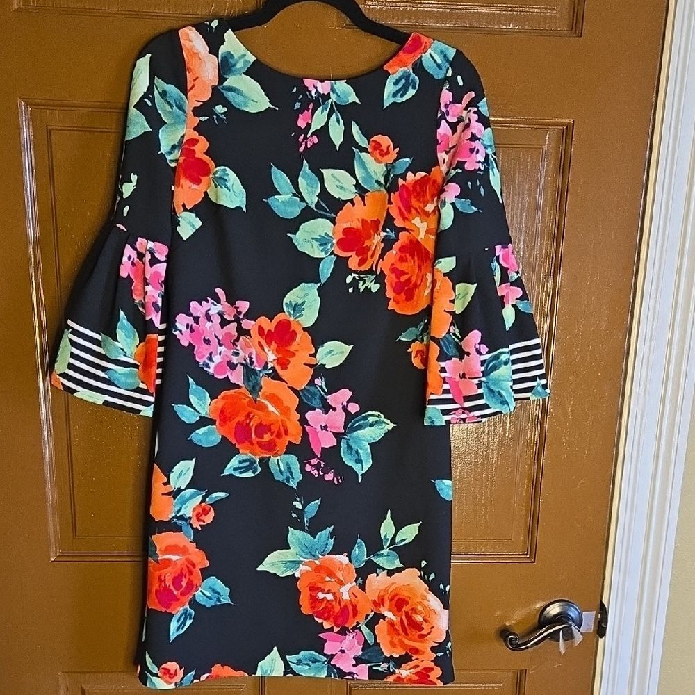 Jessica Howard-Blk  dress with coral and green floral print, 3/4 bell sleeves 8P